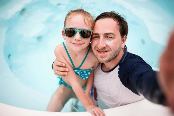 Pai e filha na piscina — Fotografia de Stock