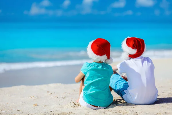 Kids op strand op Kerstmis — Stockfoto