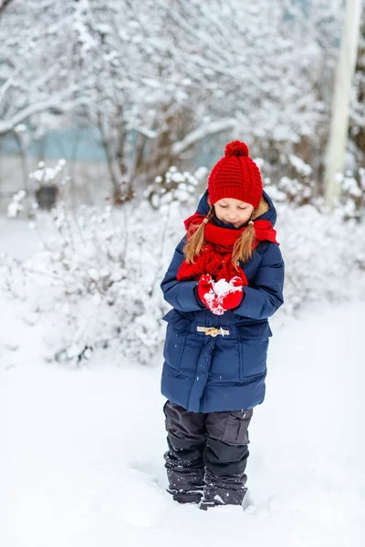 Küçük kız açık havada kış — Stok fotoğraf