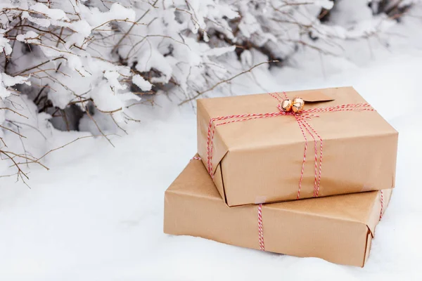 Noel hediyeleri kar yerde — Stok fotoğraf