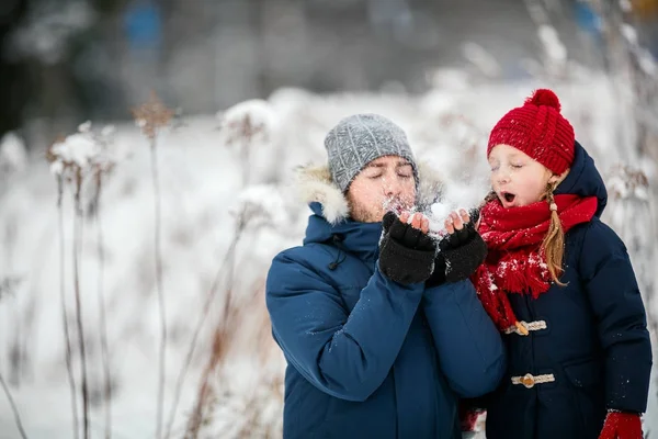Батько і дочка на відкритому повітрі взимку — стокове фото