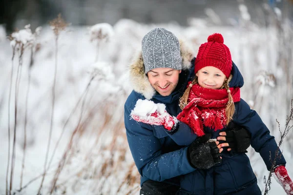 Far och dotter utomhus på vintern — Stockfoto