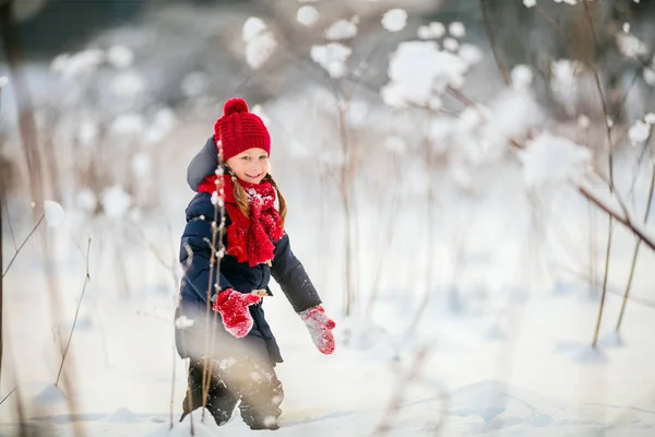 Маленька дівчинка на відкритому повітрі взимку — стокове фото