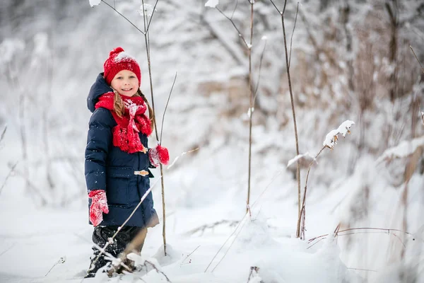 Niña al aire libre en invierno — Foto de Stock