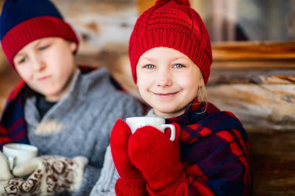 Kids drinking hot chocolate — Stock Photo, Image