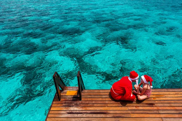 Papai Noel e menina — Fotografia de Stock