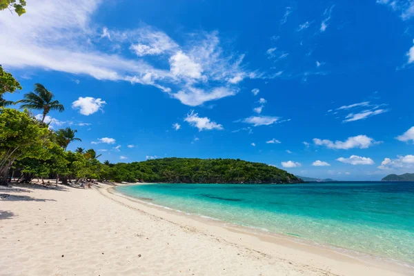 Bela praia tropical no Caribe — Fotografia de Stock