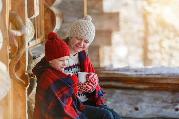 Mother and daughter outdoors on winter — Stock Photo, Image