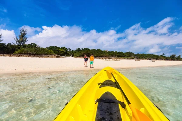 Famiglia kayak a oceano tropicale — Foto Stock