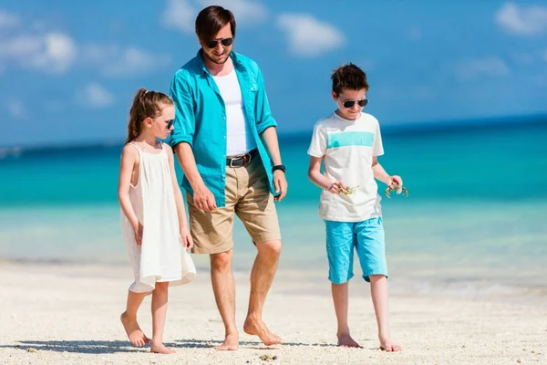 Padre con niños en la playa — Foto de Stock