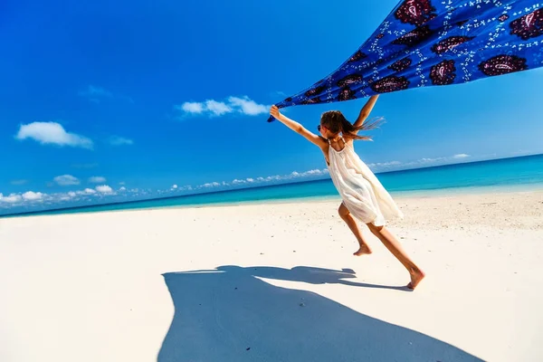 Little girl having fun on beach vacation — Stockfoto