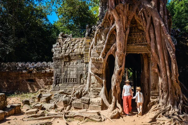 Familjen på Ta Som templet — Stockfoto