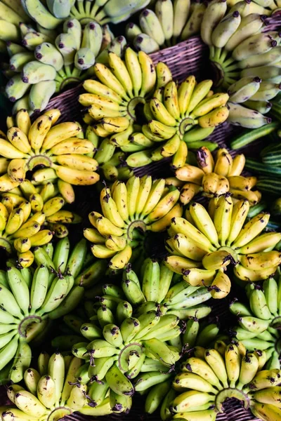 バナナと市場の屋台 — ストック写真