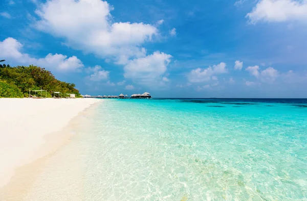 Hermosa playa tropical en Maldivas — Foto de Stock