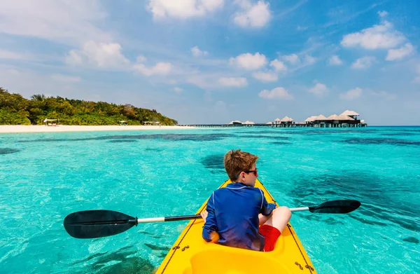 Tonårspojke kajakpaddling — Stockfoto