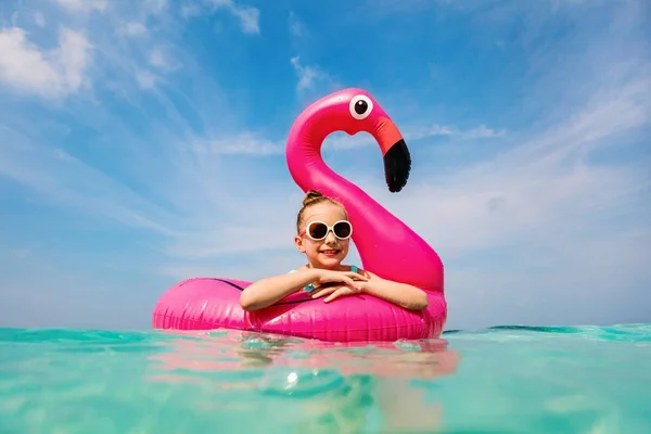 Adorable niña en la playa —  Fotos de Stock