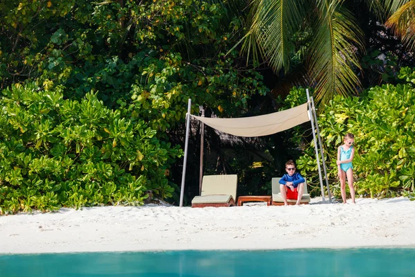 Barnen har roligt på stranden — Stockfoto