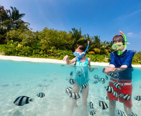 Kinder im Urlaub — Stockfoto