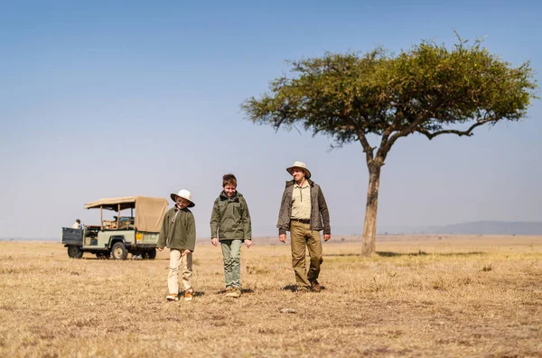 Familj på afrikansk safari — Stockfoto