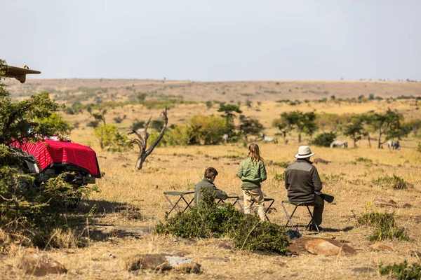 Family safari in Africa — Stock Photo, Image