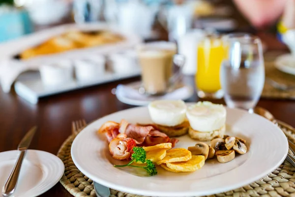 Delicious breakfast with poached eggs — Stock Photo, Image