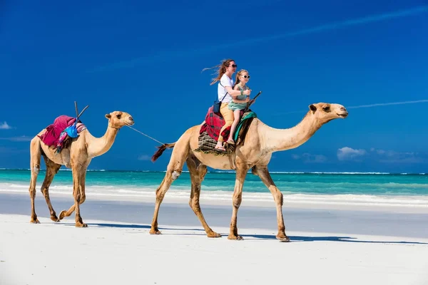 Mãe e filha na praia tropical — Fotografia de Stock