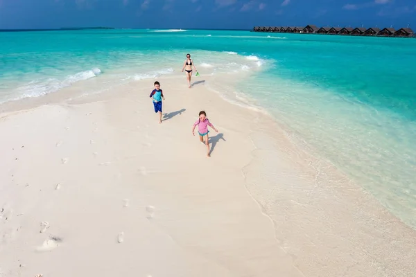 Bambini che corrono in spiaggia — Foto Stock