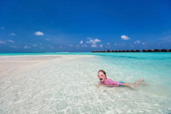 Kind op een tropische vakantie — Stockfoto