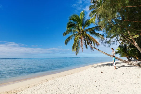 Far og datter på stranden. – stockfoto