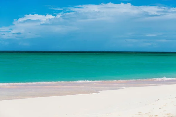 Praia tropical na ilha de Barbuda — Fotografia de Stock