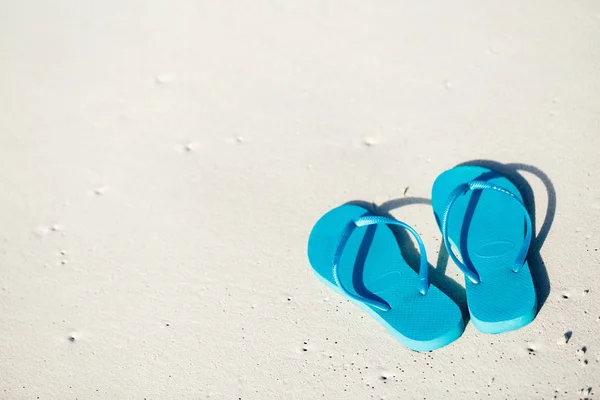 Chanclas en una playa tropical — Foto de Stock