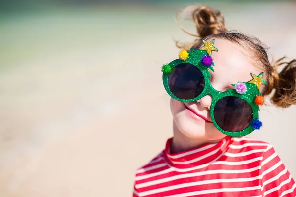 Menina em óculos engraçados de Natal — Fotografia de Stock