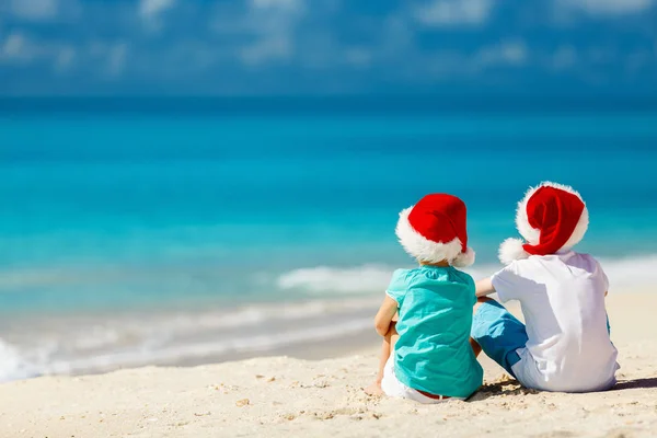 Barnen på stranden på jul — Stockfoto