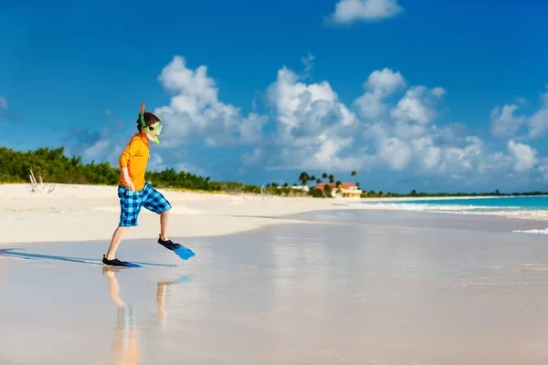 Мальчик веселится на пляже — стоковое фото