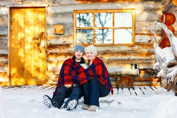 Pár venku v zimě — Stock fotografie