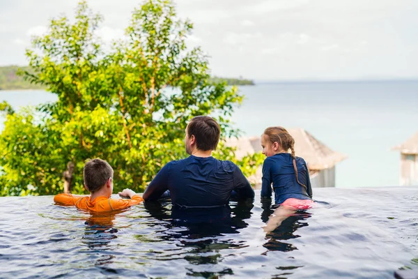 Far och barn vid pool — Stockfoto