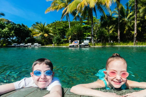 Niños en piscina —  Fotos de Stock