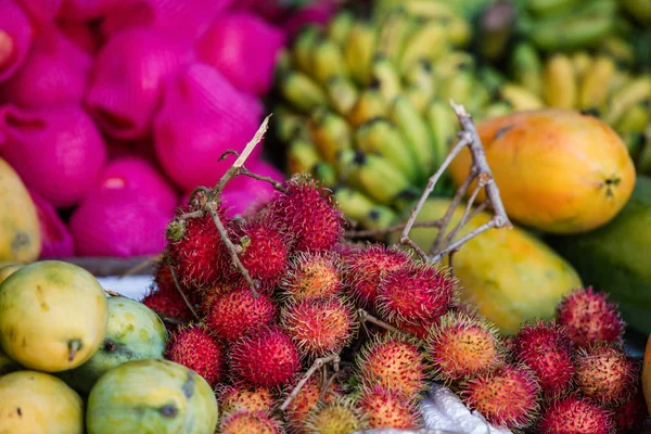 Frutas frescas y exóticas de rambután — Foto de Stock