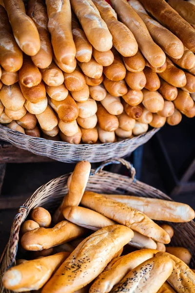 Färskt bröd på marknaden — Stockfoto