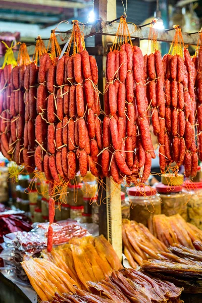 Salsicce barbecue in strada — Foto Stock