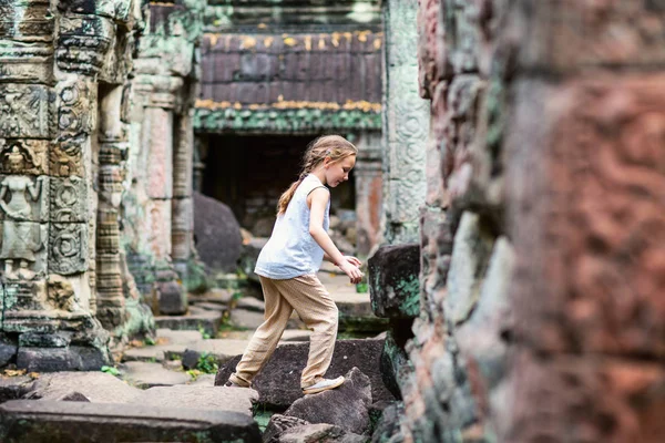 Gyermek Preah Khan templomban — Stock Fotó