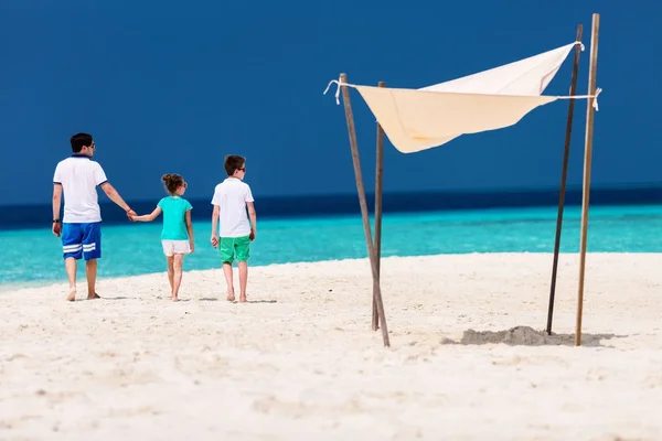 Far med barnen på stranden — Stockfoto