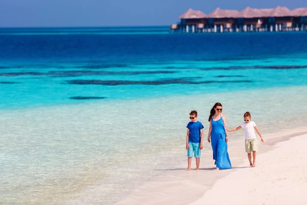 Mother and kids at tropical beach — Stock Photo, Image