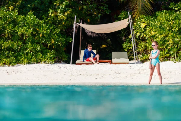 Kinderen plezier op strand — Stockfoto