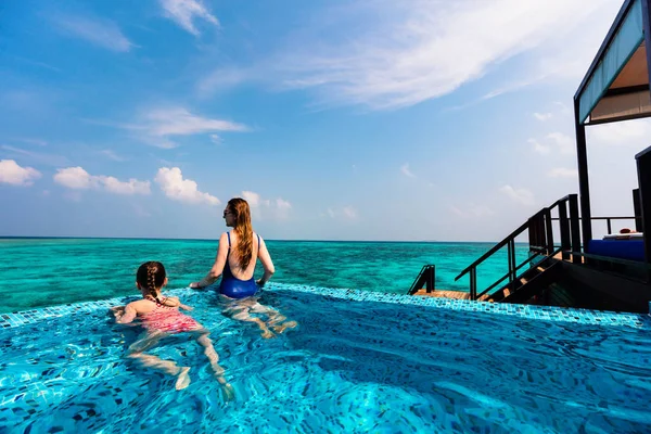 Mother and daughter at resort — Stock Photo, Image