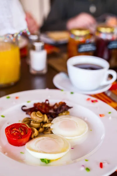 Leckeres Frühstück mit pochierten Eiern — Stockfoto