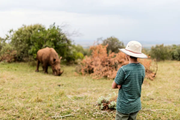 Tizenéves fiú a safari — Stock Fotó