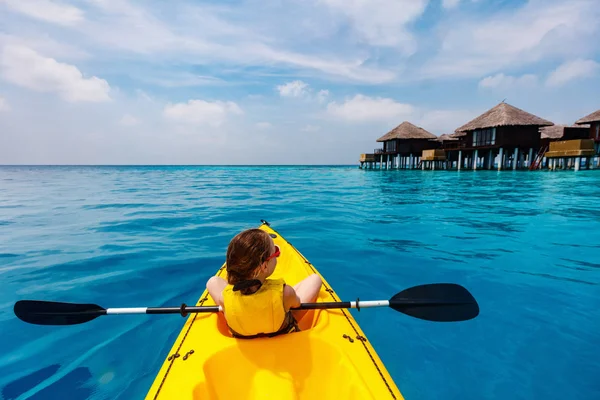 Niña kayak — Foto de Stock