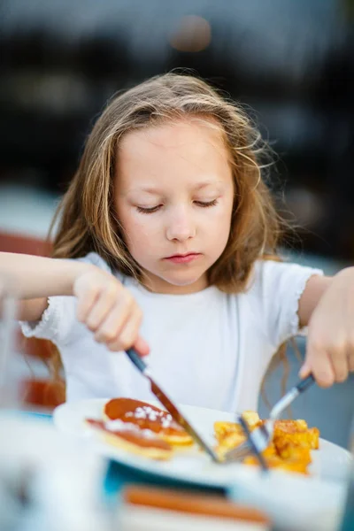 朝食を食べる少女 — ストック写真