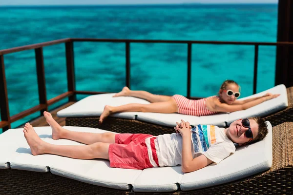 Enfants se relaxant à la villa sur l'eau — Photo